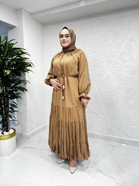 CEREMONY 5789 YAKASI FIR FIR VE BÜZGÜ DETAYLI UCU KRAŞLI CUPRA ELBİSE CAMEL