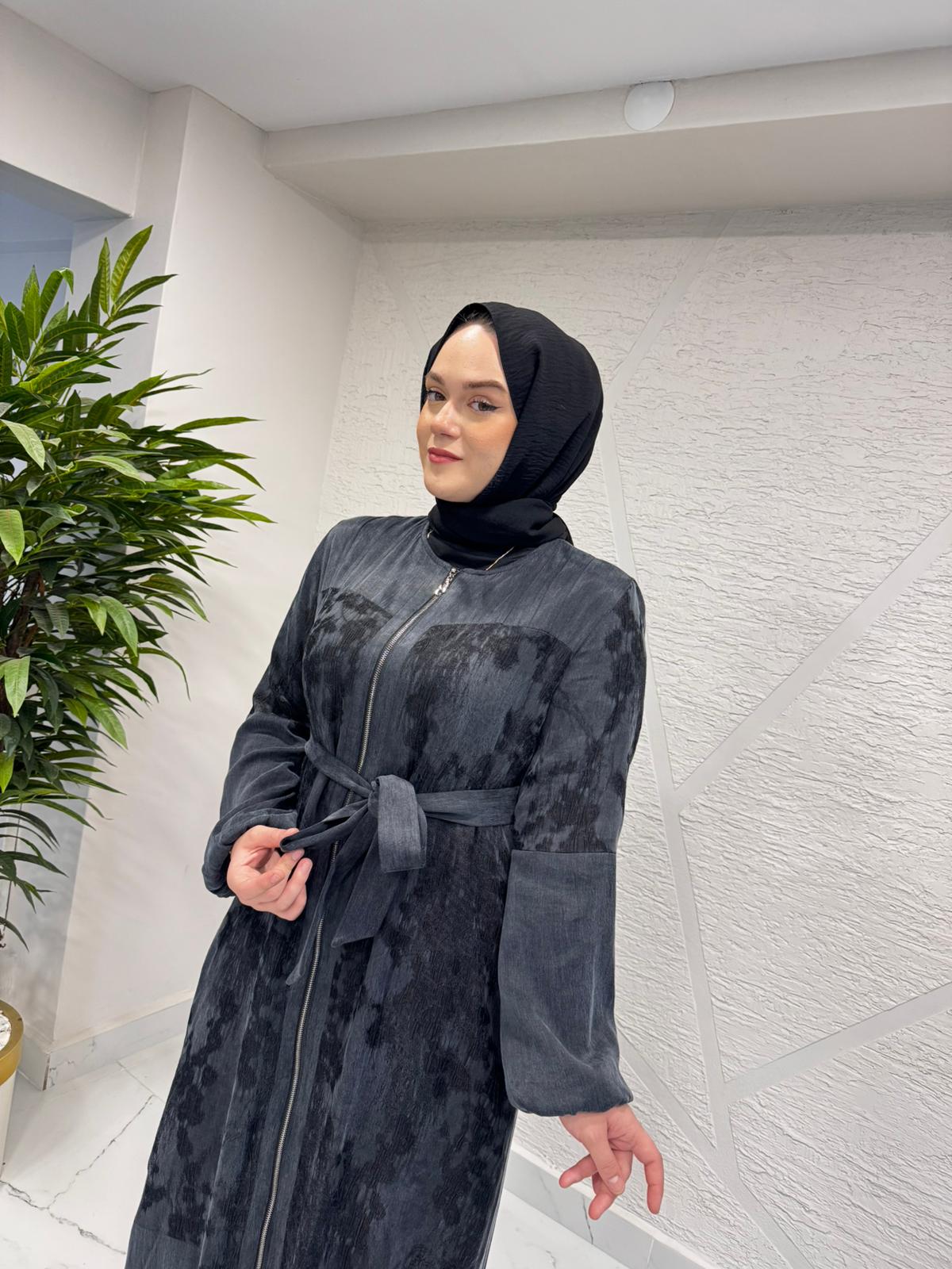 ORHAN 1189 KENDİNDEN DESENLİ FERMUARLI VE BELDEN BAĞLAMALI FERACE SİYAH