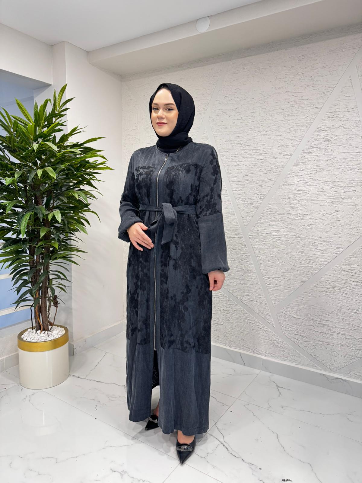 ORHAN 1189 KENDİNDEN DESENLİ FERMUARLI VE BELDEN BAĞLAMALI FERACE SİYAH