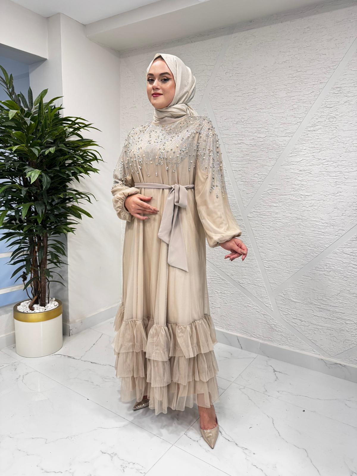 ETRUCCI 4216 ÖNÜ TAŞ BASKILI ETEĞİ FIRFIR DETAYLI ELBİSE BEJ