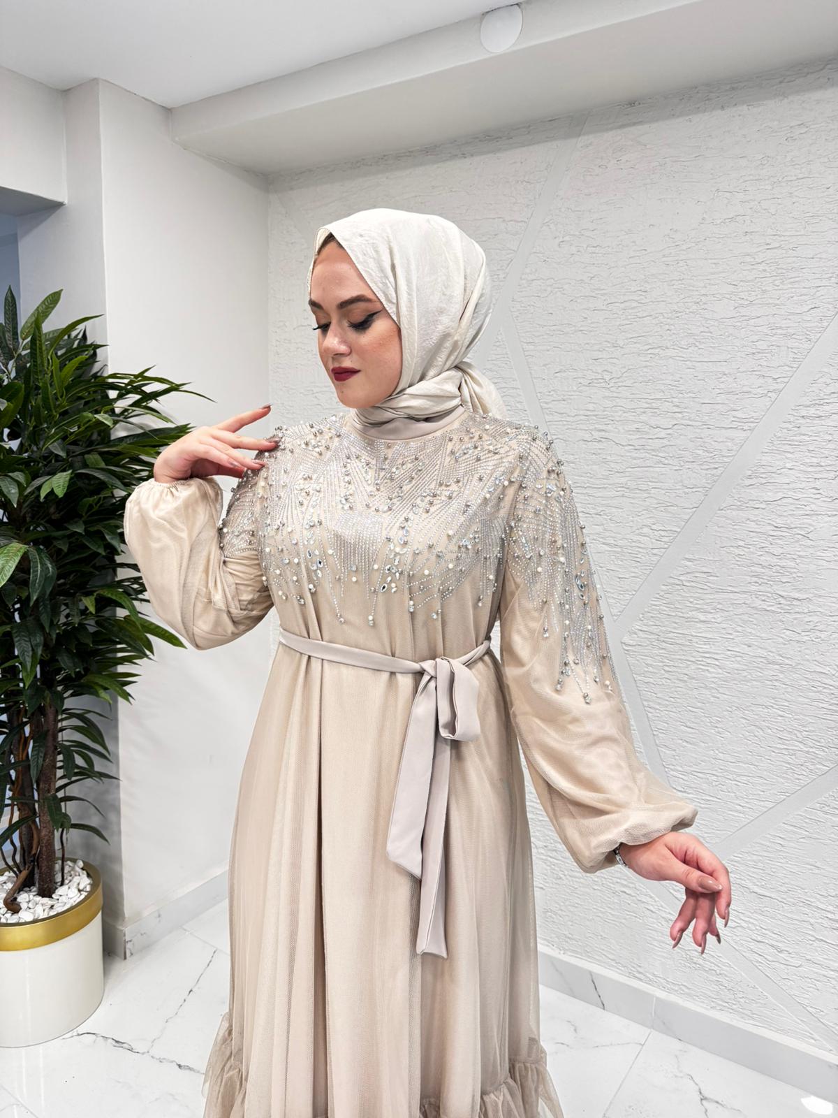 ETRUCCI 4216 ÖNÜ TAŞ BASKILI ETEĞİ FIRFIR DETAYLI ELBİSE BEJ