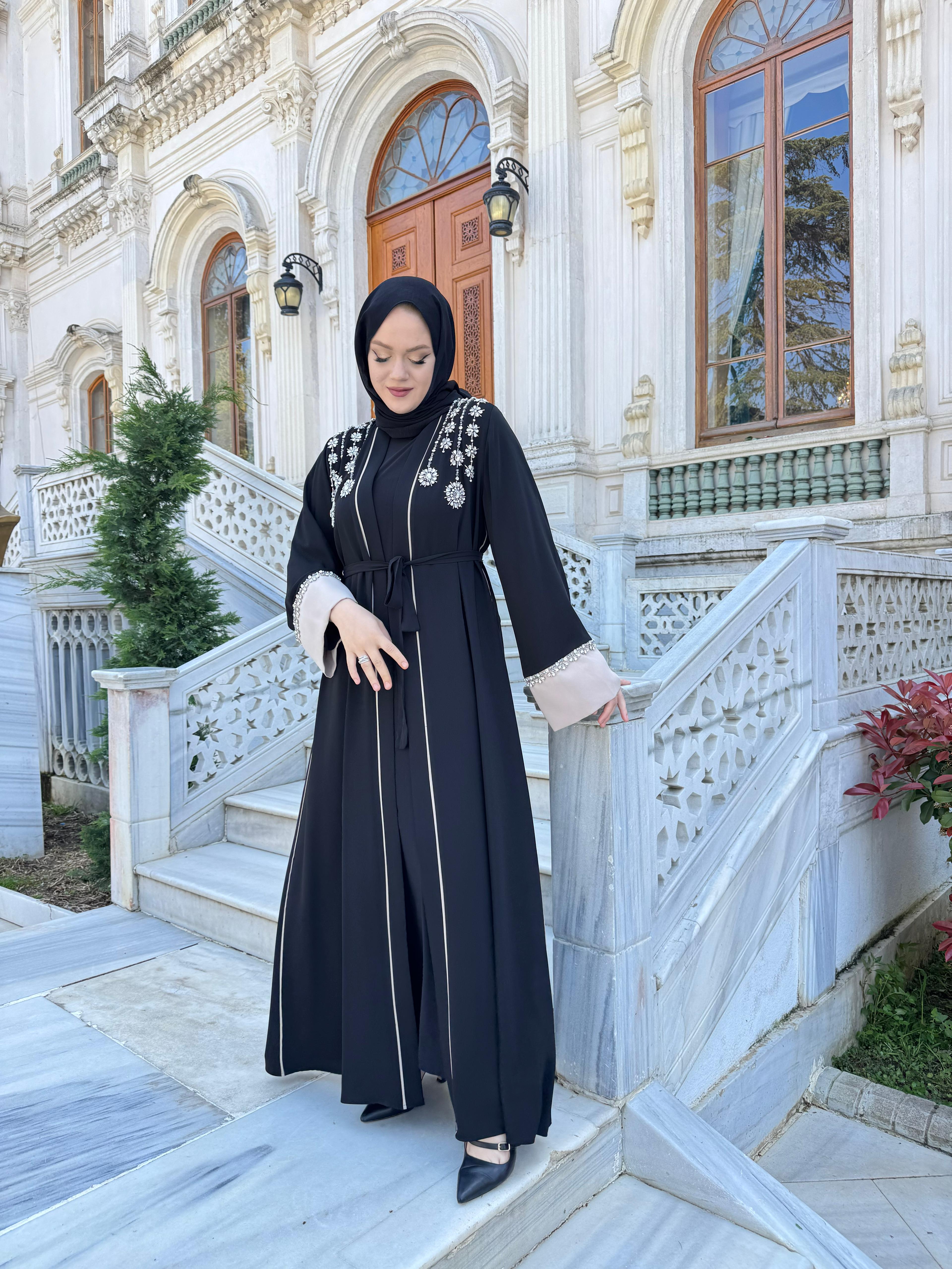 ETRUCCI 6209 BİYE DETAYLI KOL VE OMUZ EL İŞİ TAŞLI ABAYA (İÇLİKSİZ) SİYAH-BEJ