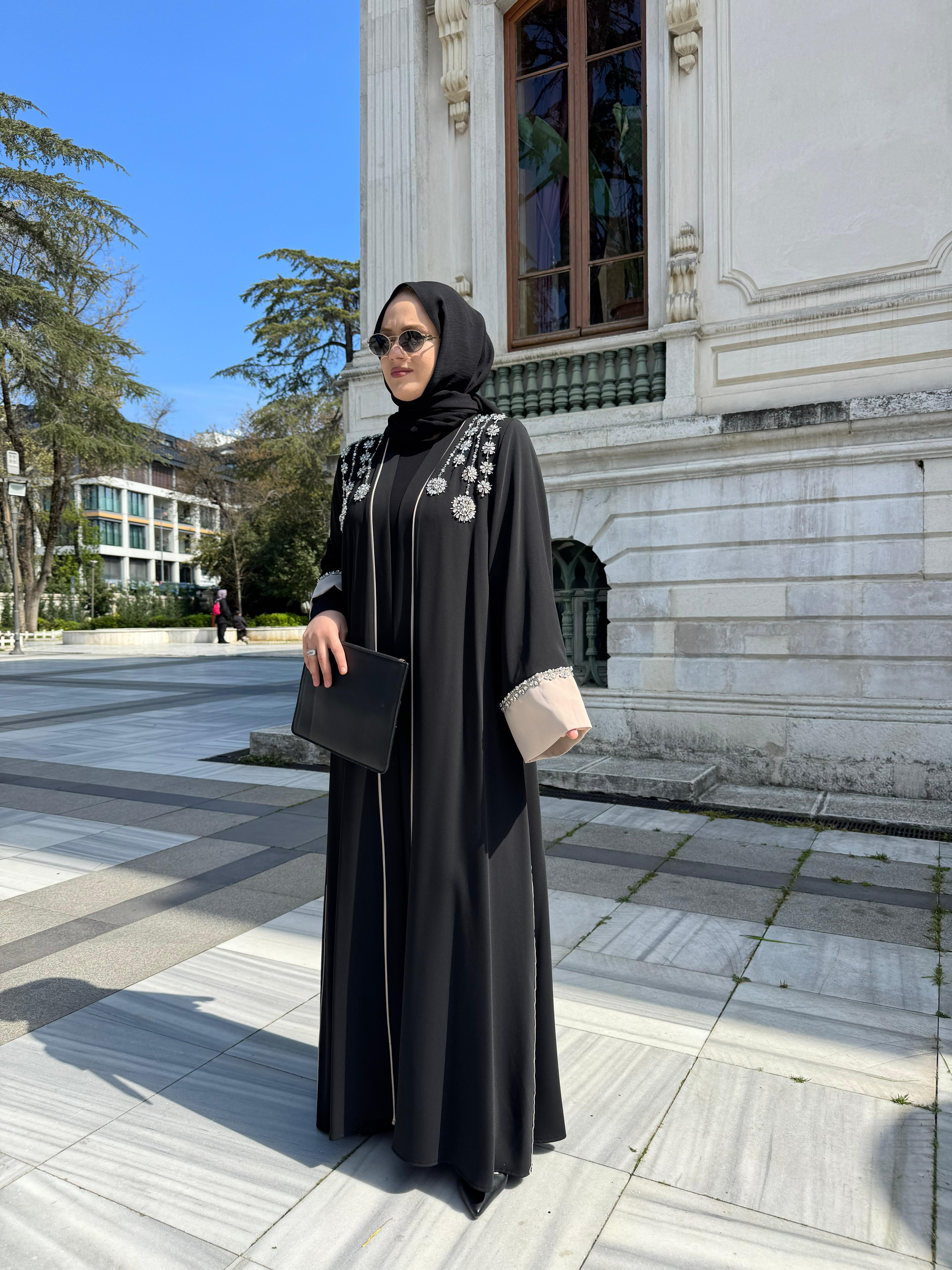 ETRUCCI 6209 BİYE DETAYLI KOL VE OMUZ EL İŞİ TAŞLI ABAYA (İÇLİKSİZ) SİYAH-BEJ