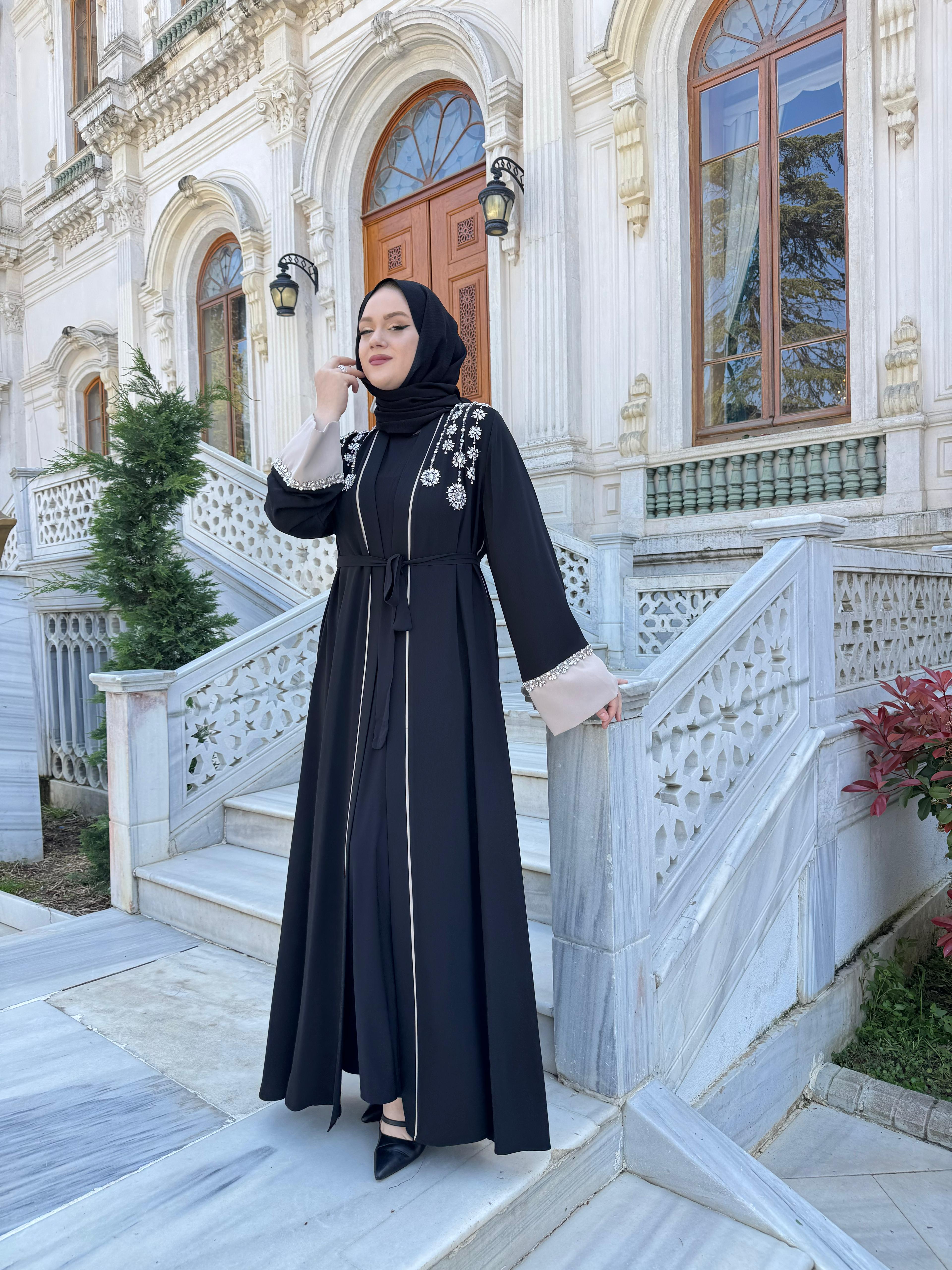 ETRUCCI 6209 BİYE DETAYLI KOL VE OMUZ EL İŞİ TAŞLI ABAYA (İÇLİKSİZ) SİYAH-BEJ