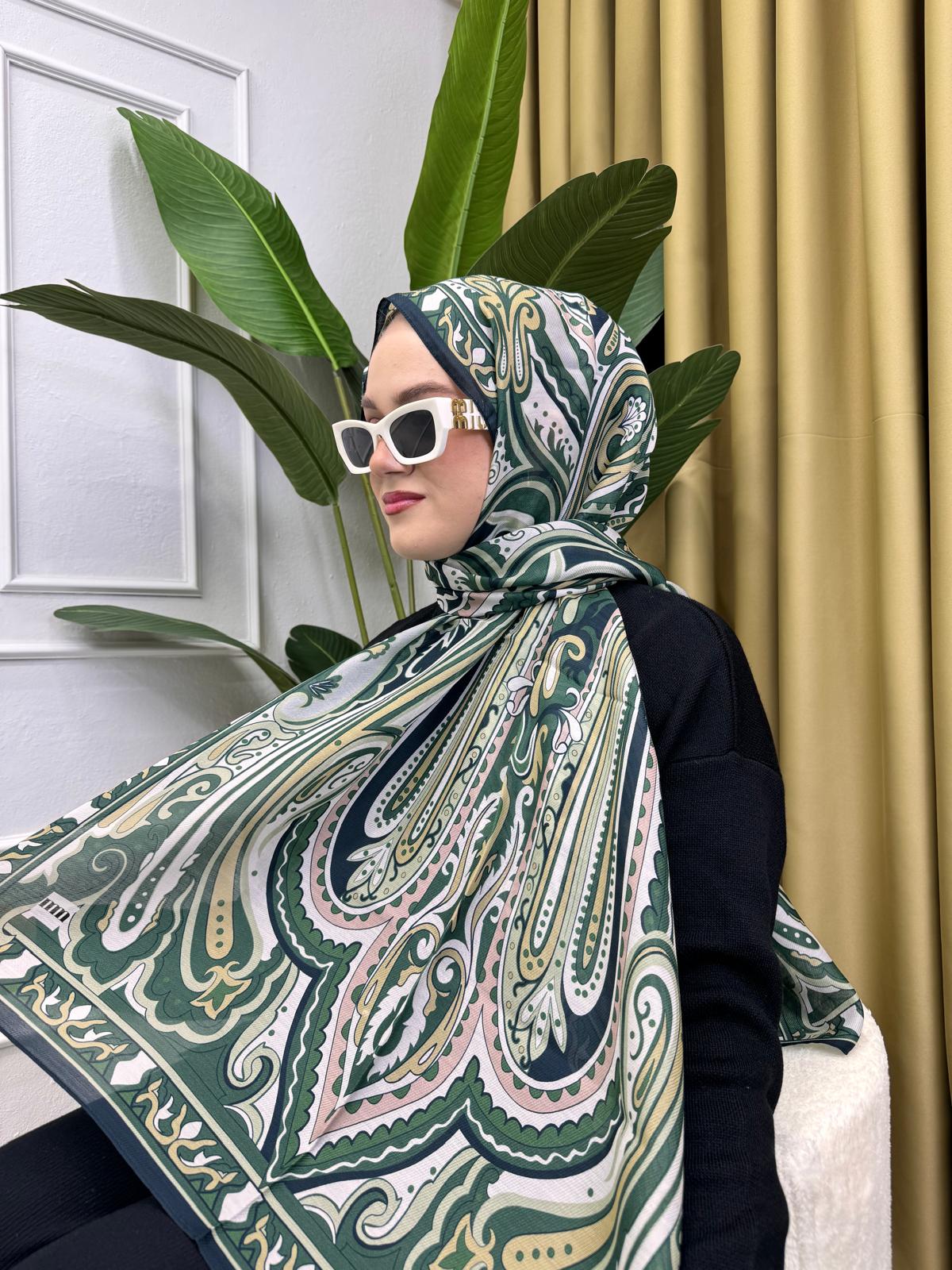 GREEN LAVINIA